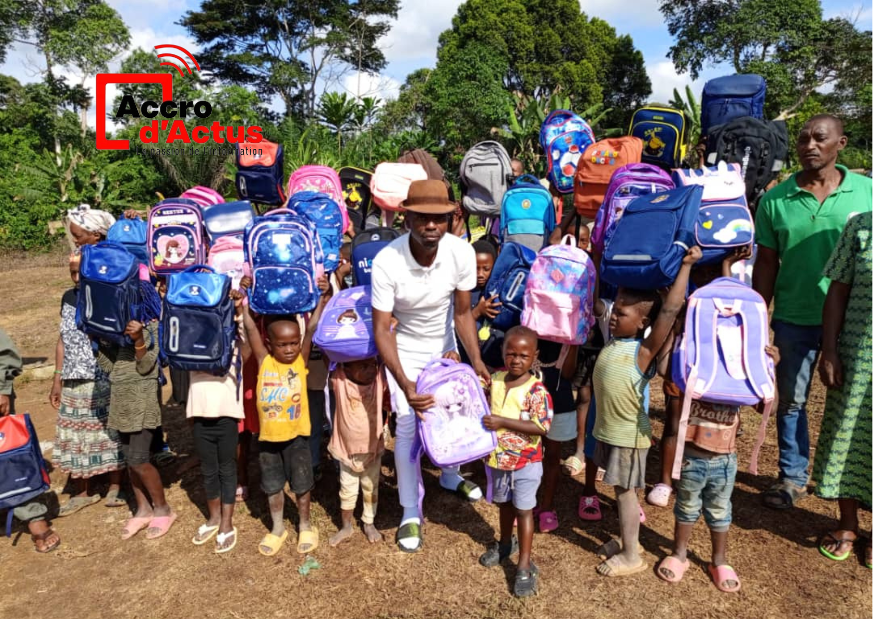 Minvoul : Julio Pereira offre des kits scolaires aux enfants de Zokloumou